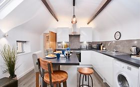 Gateway Mews - Self Check-In, Self-Catering Apartments Near Ema